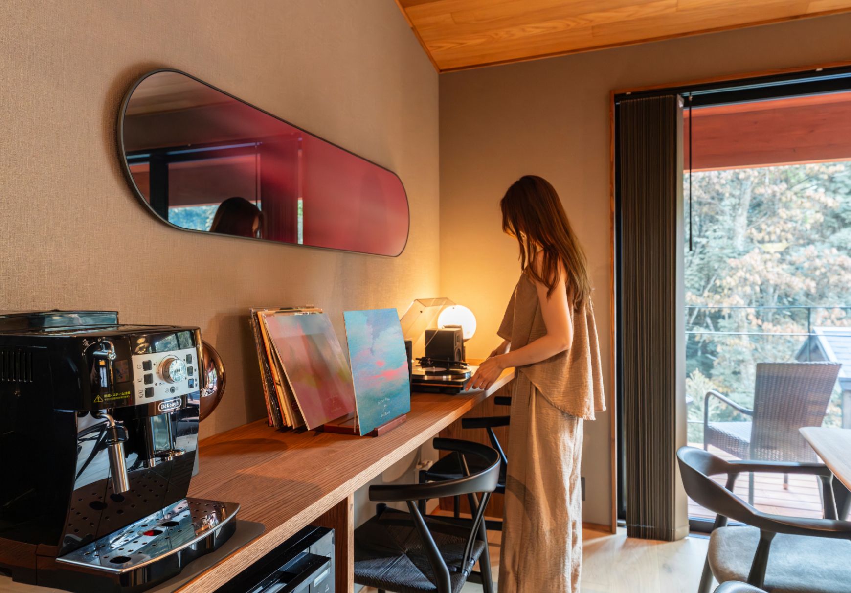 レコードプレーヤーを触る女性